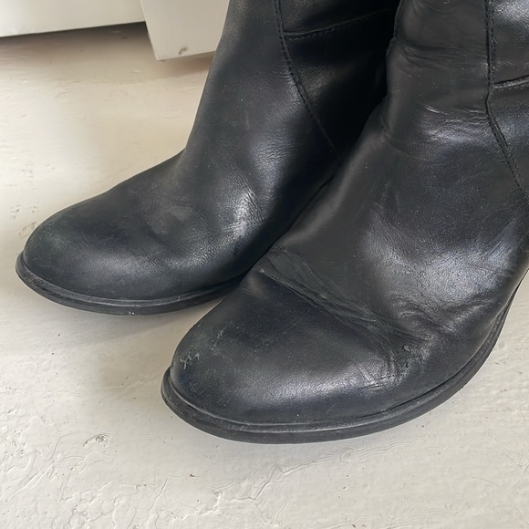Selling well loved over the knee flat leather boots, Italian made - Picture 3 of 12